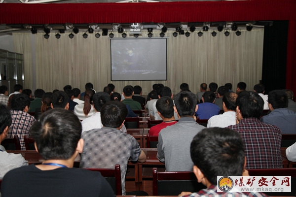 臨礦集團石家坡煤礦組織觀看《煤礦百人事故案例警示教育片》