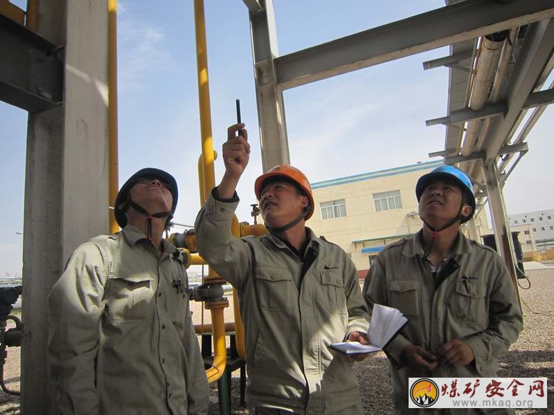 甲醇廠合成二車間互幫互學促技能提升