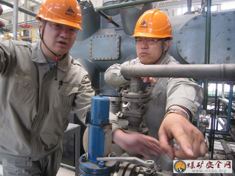 甲醇廠合成二車間領導班子互幫互學促發展