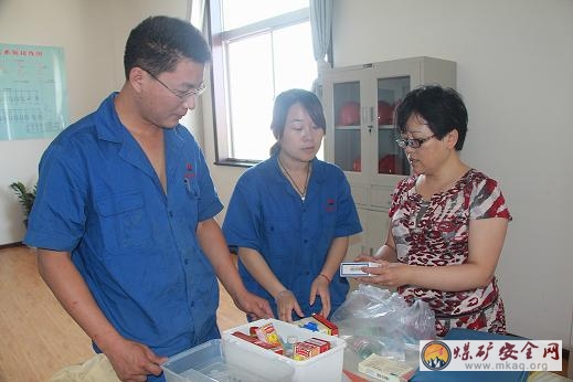 澄合電力中心愛心“小藥箱”防暑大作用