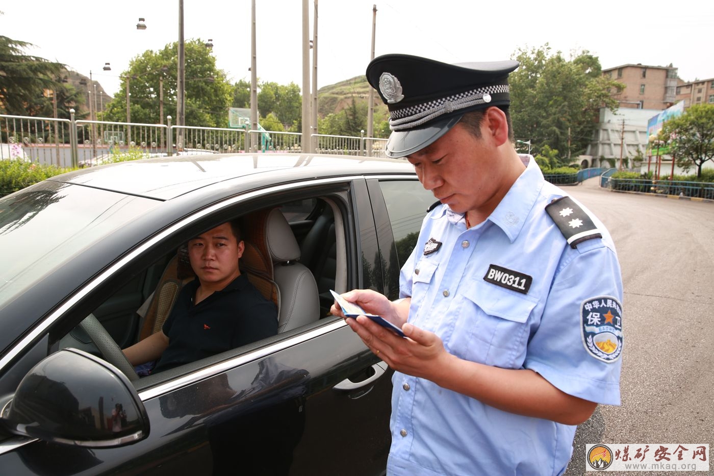 澄合礦業董礦分公司對進出煤礦的機動車進行安全提醒