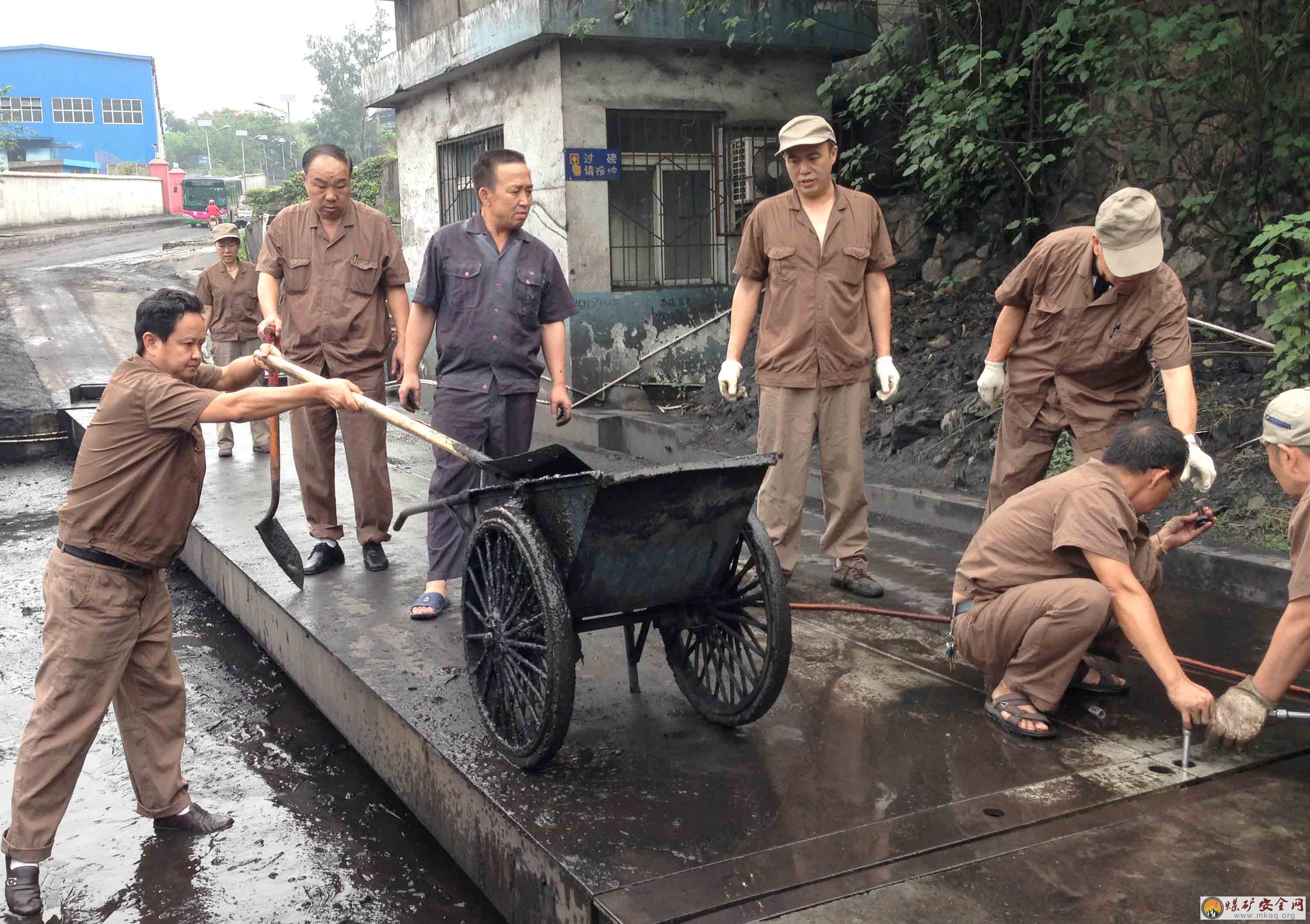 攀煤精煤分公司瑞雪黨員以實際行動向黨的生日獻禮
