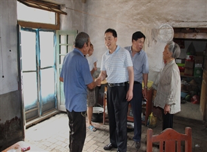 鋼城區煤炭局全體黨員幹部“七一”期間走訪慰問困難戶