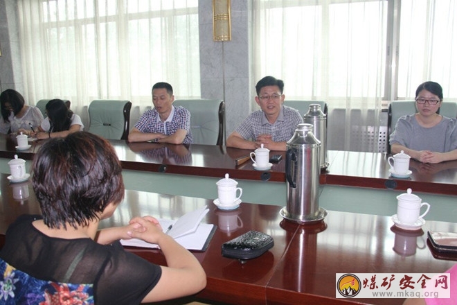中礦大學生參觀興隆礦，兗礦網站總編焦子友陪同