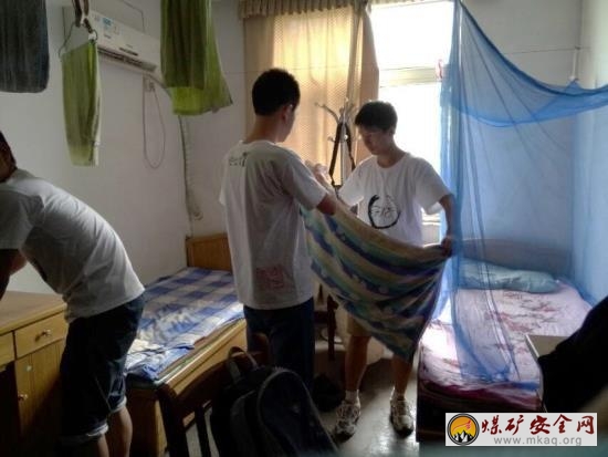 中國礦業大學徐礦實踐活動小組為礦工打掃宿舍