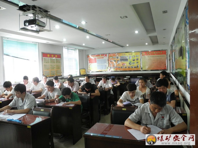 陝北礦業韓家灣煤炭公司機運隊深入開展反腐倡廉宣傳教育活動