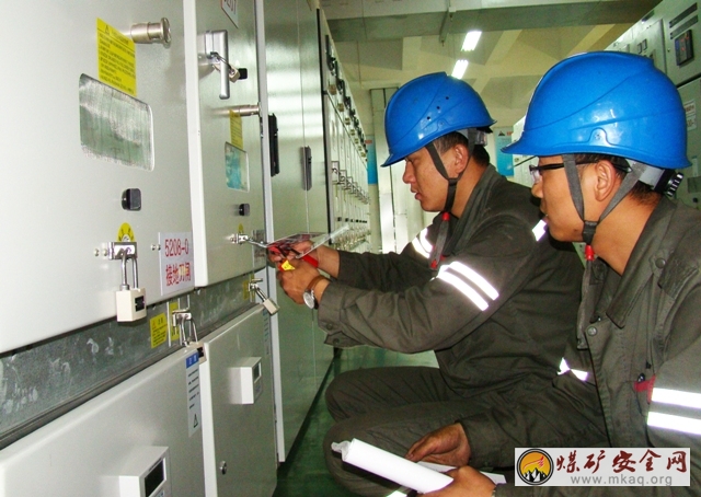 神華寧煤集團煤化工分公司公用工程管理處配煤中心作業不忘“安全鎖”