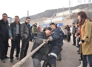 靈北礦舉行職工拔河比賽