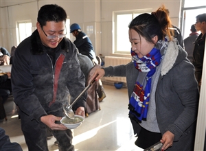 神華寧煤集團煤化工分公司公管處“香噴噴的羊肉”送一線