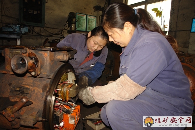鶴煤三礦“導師帶徒” 助推青工崗位成才