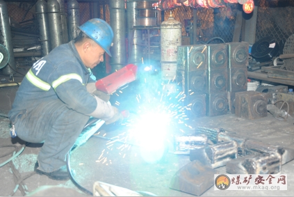 庫工又當電焊工，節支降耗立大功