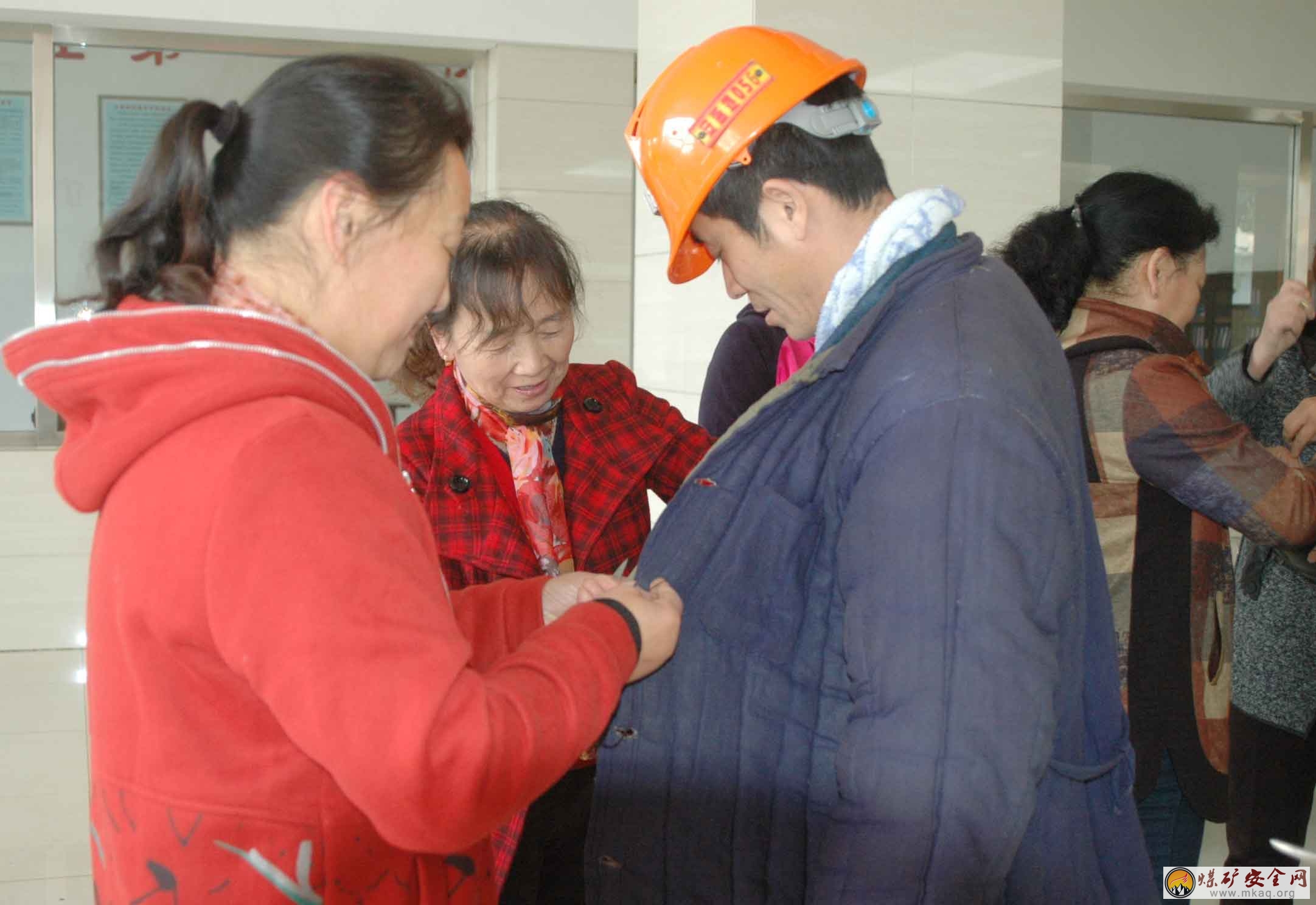 山東能源新礦集團翟鎮煤礦工會組織女工家屬協管員為礦工縫補工作服