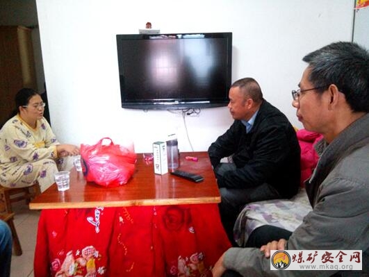 廣西華錫集團再生資源分公司慰問受傷員工 展現人文關懷