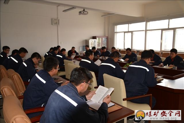 神華勝利能源儲運公司開展“重溫入黨誓詞，增強黨員意識”活動