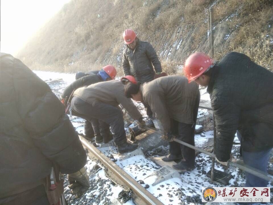 國電平莊煤業西露天礦技改項目部加強鐵路檢修確保車輛安全運行
