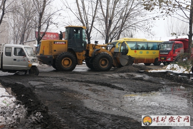 泗河煤礦出動鏟車清掃積雪保道路暢通