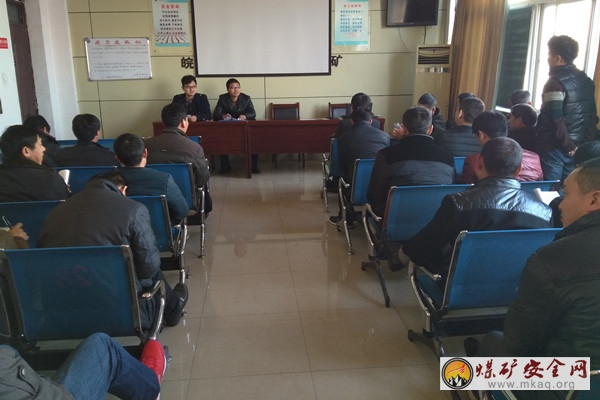 皖北煤電五溝煤礦充填開采團支部開展崗位安全生產責任製交流活動