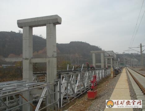 高家堡礦井鐵路沿線棧橋橋砼支架安裝順利進行