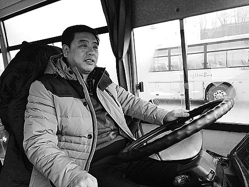 把住平安的方向盤——記頁岩煉油廠汽車隊大客車駕駛員佟玉新