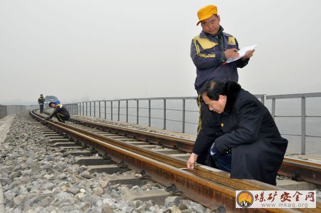 陝煤化澄合鐵運分公司開展年終線路安全互檢