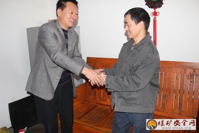 攀煤大寶頂礦領導幹部節前自費幫扶獲“點讚”