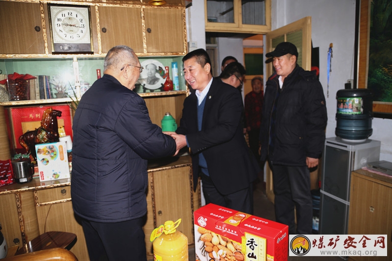 萊蕪煤機公司領導班子走訪慰問離退休老幹部