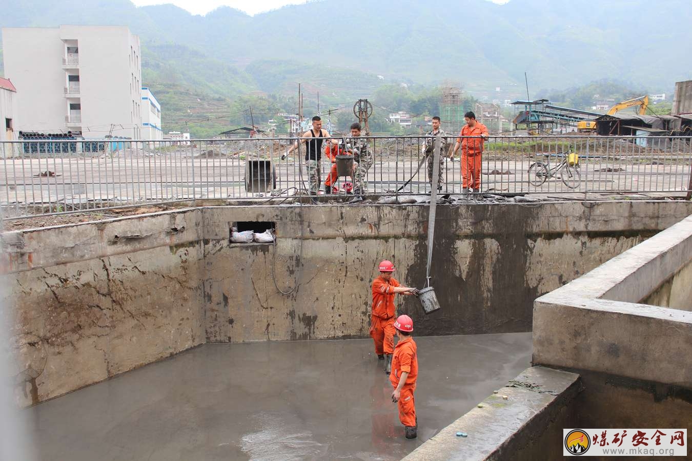 船景公司救護中隊義務清淤為環保