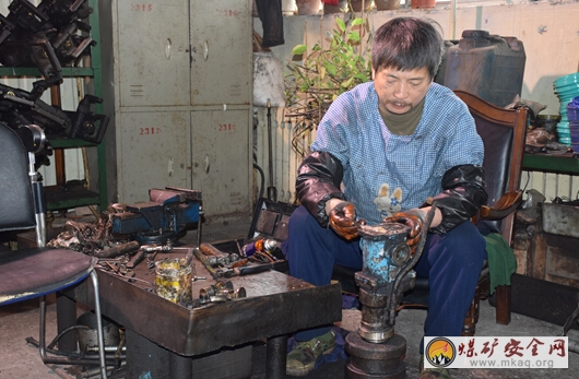 許廠機廠：三人小組闖市場