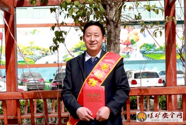 <font color='#132de5'>鐵骨柔情好隊長——記陝煤銅川礦業公司東坡礦綜采一隊隊長何鳳山</font>