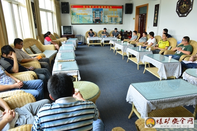攀煤花山礦團委召開“當前形勢怎麼看?企業脫困如何辦?”青年座談會