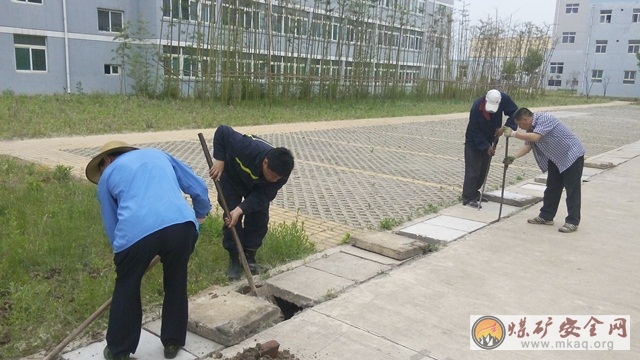 金黃莊礦業清挖水溝做好雨季“三防”工作