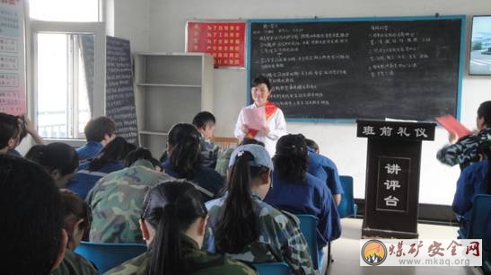 山東能源柴裏煤礦運搬工區女工小組開展“安全宣講進區隊”活動