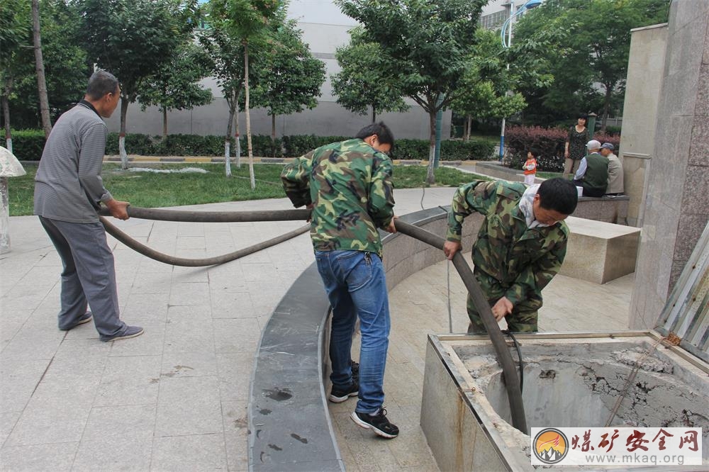 清理水池淤泥 確保礦區居民用水安全