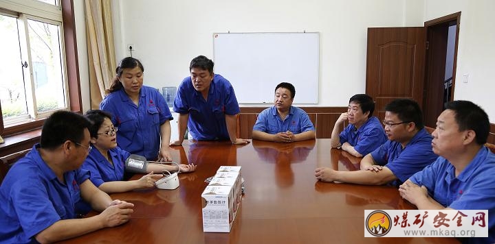 澄合電力中心工會為一線職工“送健康”