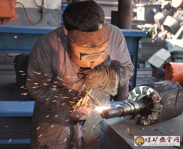 河南能源集團鶴煤公司三礦：“焊花”迸出效益
