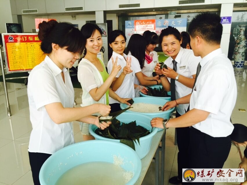 山東能源重裝集團魯南裝備順通公司舉辦“包粽子比賽”為職工送祝福