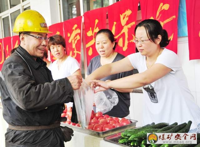 峰峰集團工會為牛兒莊采礦公司一線職工送清涼