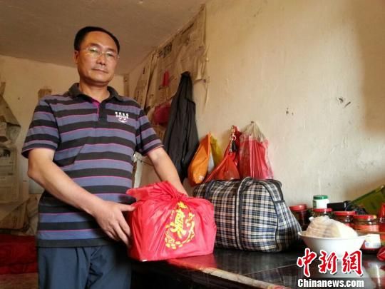 辜朝勇的骨灰盒放在崔金容暫住的房屋桌上 馬芙蓉 攝