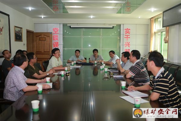 銅川礦業公司副總經理、總工程師師同民一行深入下石節礦檢查指導工作
