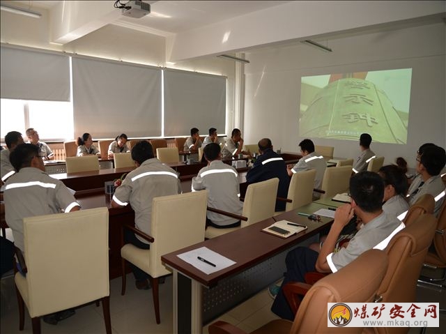 神華勝利能源公司儲運公司開展“三嚴三實”專題教育“守紀律 講規矩”主題活動之反腐倡廉警示教育