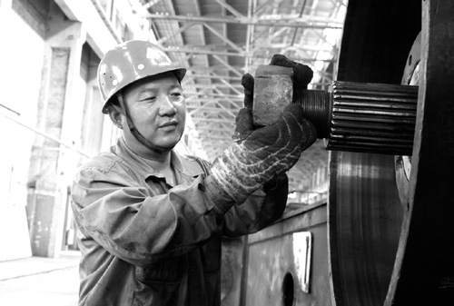 “保證完成任務！”  ——記集團公司模範共產黨員、檢修中心檢修分廠電鏟隊隊長馮偉