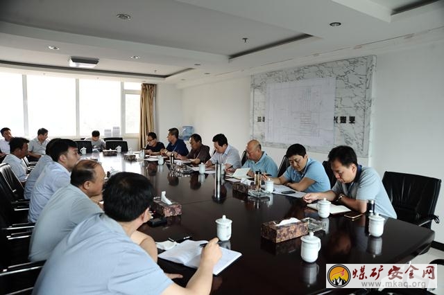 楊新華對中興煤業進行安全檢查