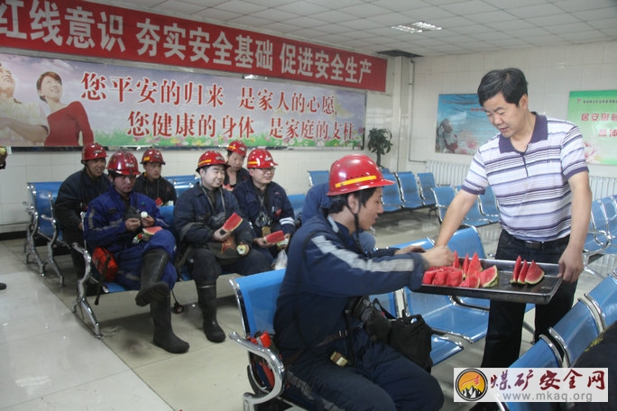 陝北礦業韓家灣煤炭公司礦嫂井口“慰問”囑安全