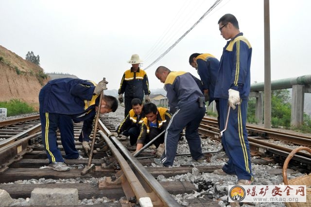 陝煤化澄合鐵運分公司為線路“強身健體”保暢通