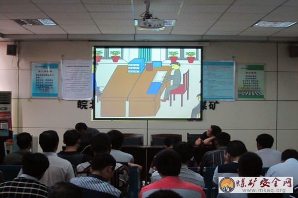 皖北煤電集團五溝煤礦采煤團支部組織職工收看《安全生產警示教育》宣傳片