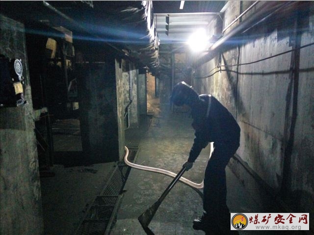 神華勝利能源儲運公司M304膠帶機暗道增設地麵掃灰係統