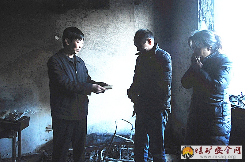 兩渡煤業領導慰問失火職工