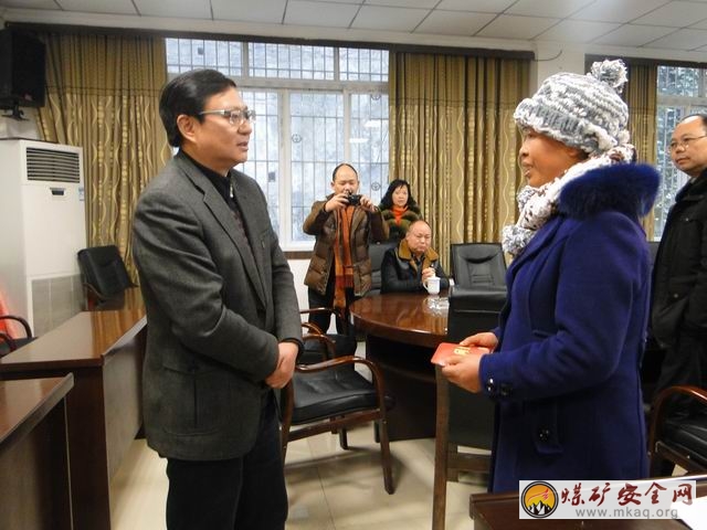 宜賓市總工會到川南煤業公司南北兩礦慰問困難職工