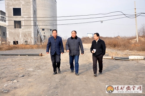 澄合礦業公司副總經理鄧世龍深入西卓煤礦檢查指導工作