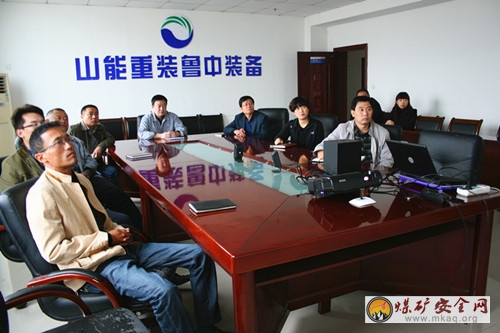 山能重裝魯中裝備組織黨員收看紀念紅軍長征勝利80周年大會實況